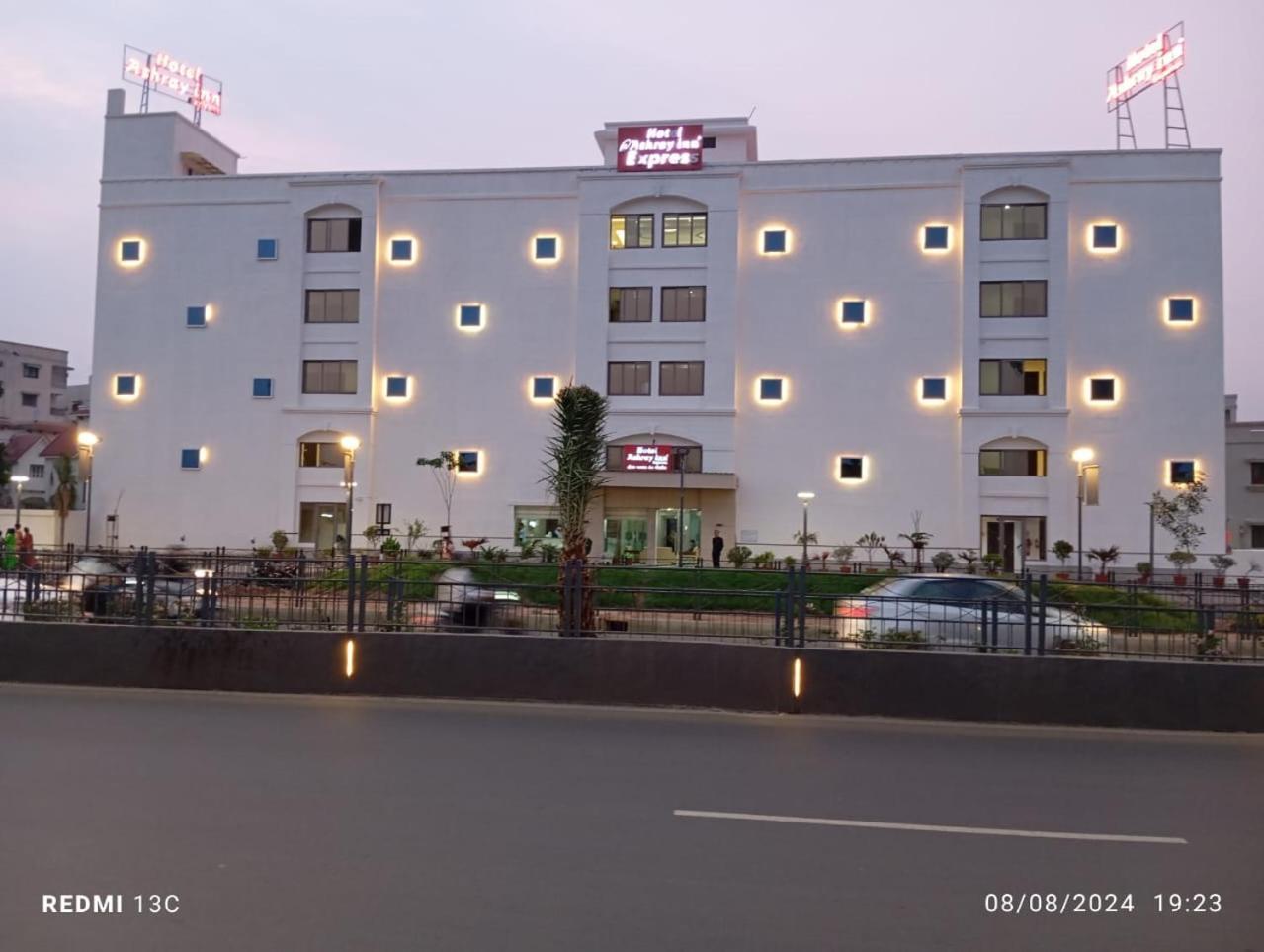 Hotel Ashray Inn Express Ahmedabad Ngoại thất bức ảnh