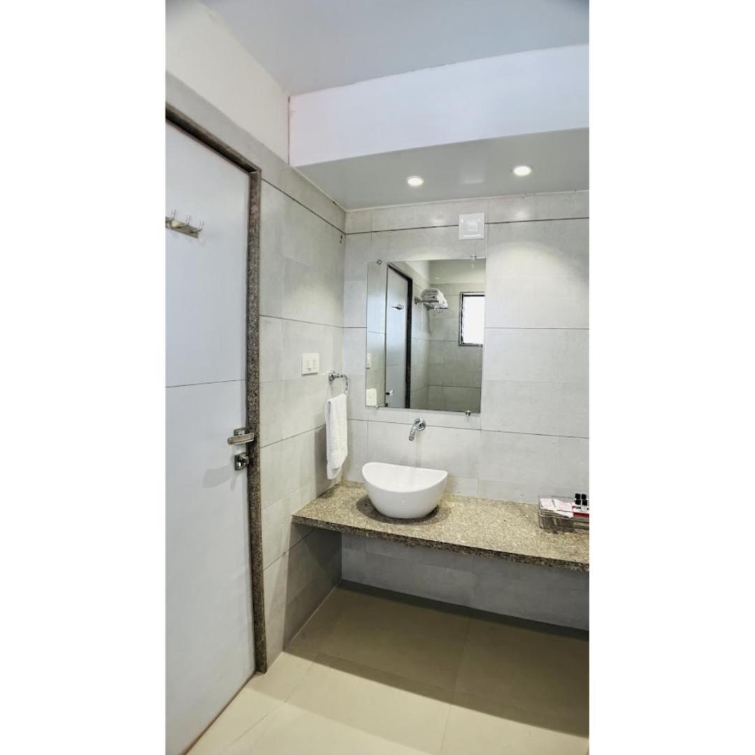 Hotel Ashray Inn Express Ahmedabad Ngoại thất bức ảnh